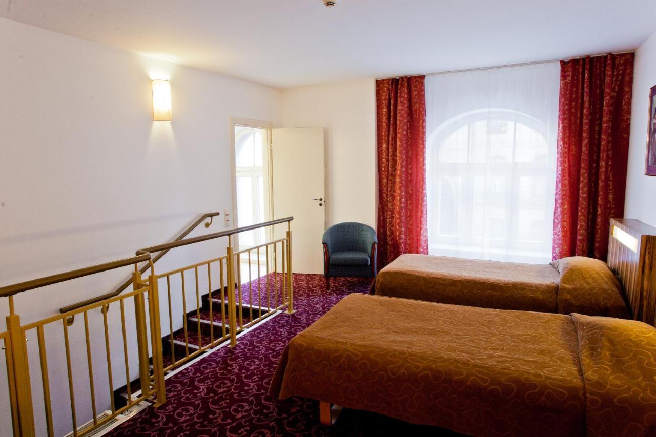 City Hotel Teater Рига Стая снимка